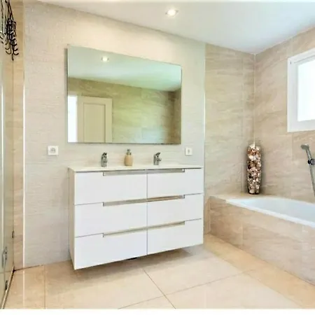 Lovely 5-bed 10 Minutes From Puerto Banus Villa *