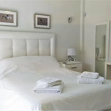 Villa Lovely 5-bed 10 Minutes From Puerto Banus Marbella