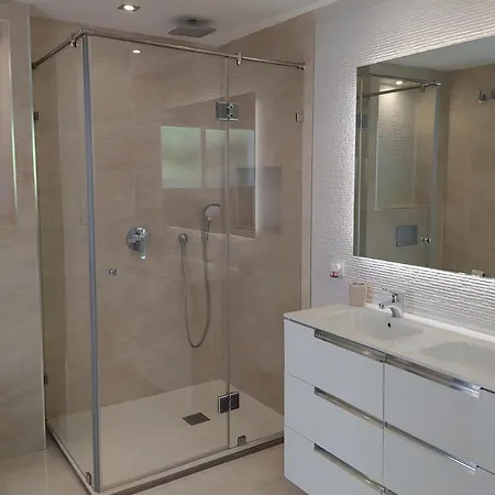 Lovely 5-bed 10 Minutes From Puerto Banus *